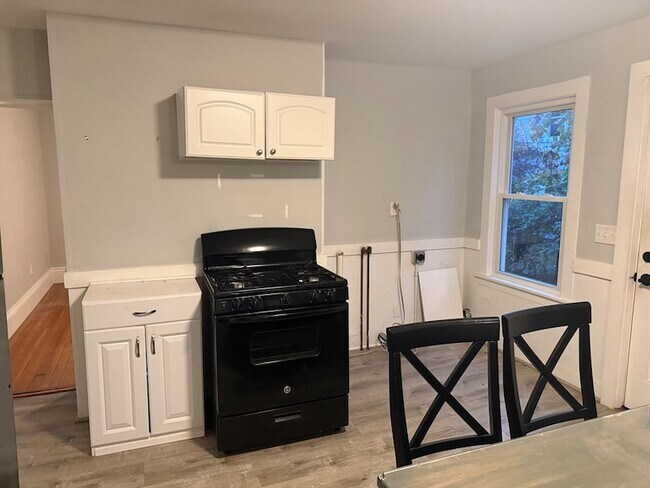 Building Photo - 10 Cushman St