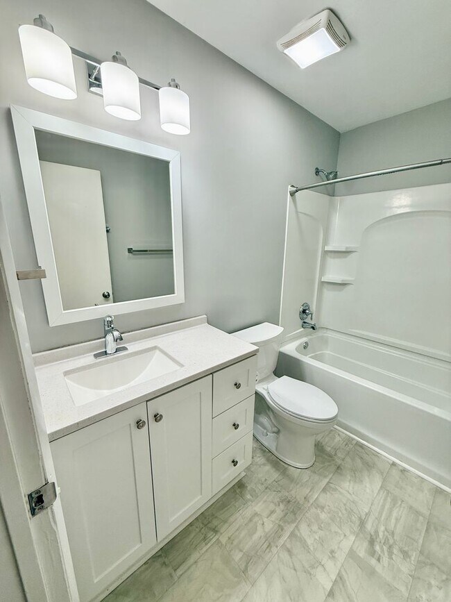 Building Photo - 3 Bedroom 1.5 Bath House w/Large Yard- Easy access to OHB and Nolensville Pk $2100