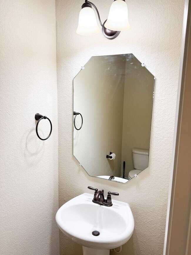 Building Photo - Popular DR Horton Sierra floor plan. 4 bed, 2 1/2 bath, 3 car garage, single story on a corner lo...