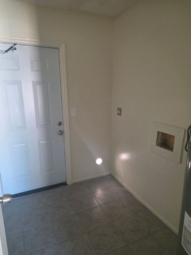 Building Photo - 3/2 DUPLEX NEW REMODEL