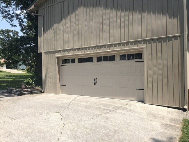 Building Photo - 4 Bedroom - 3 Bath Home with a 2 car garage in Farragut