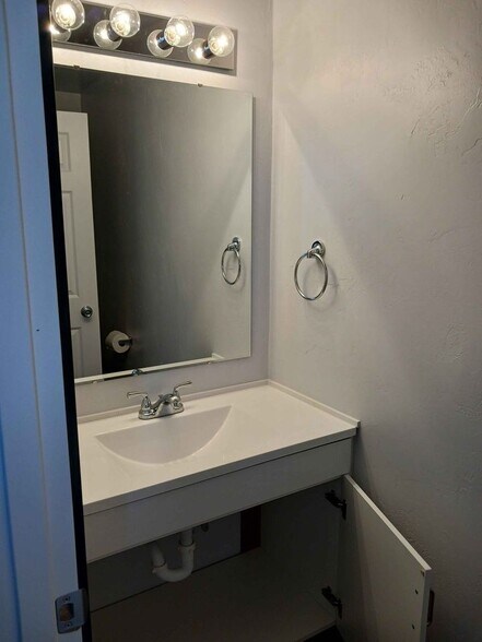 Building Photo - 1260 Day St