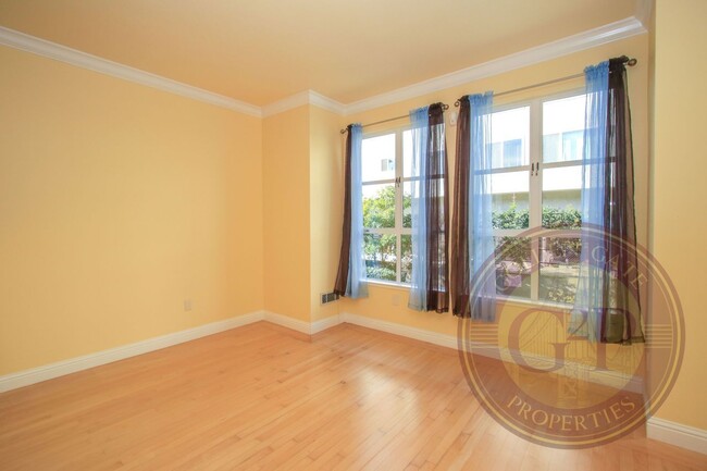 Building Photo - Twin Peaks - 2 BR, Office, 2.5 BA Townhome...