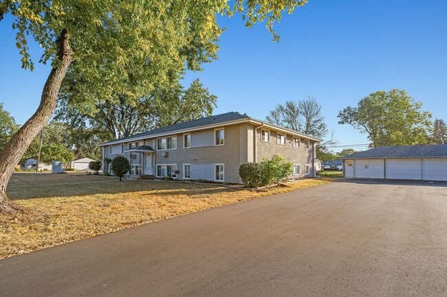 Building Photo - Spacious 1/BR/1 Bath Available Now!