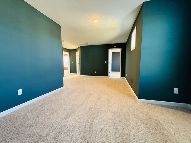 Building Photo - Valley End