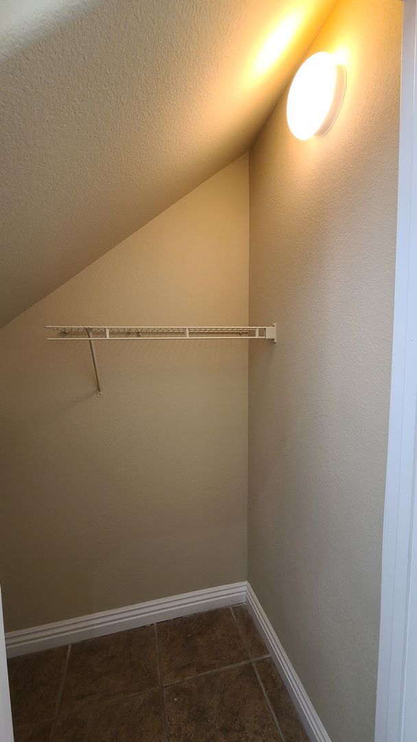 Building Photo - 3 Bedroom home located near Mountains Edge.