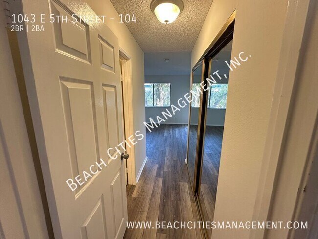 Building Photo - 1043 E 5th St