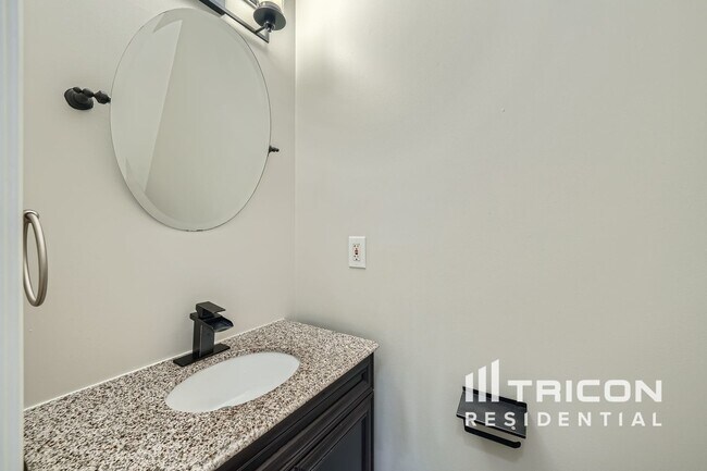 Building Photo - 733 Winbrook Dr