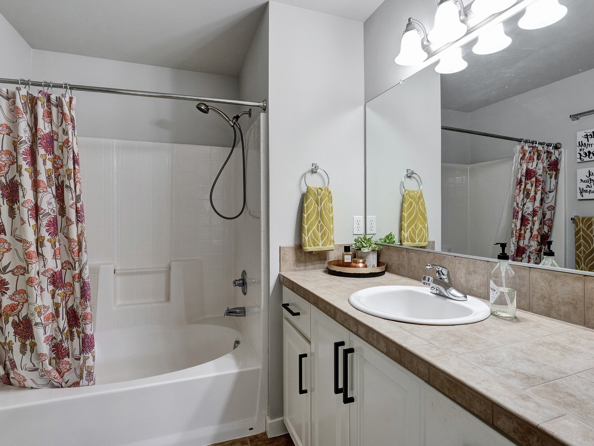 Building Photo - 8918 SW Elena Ln