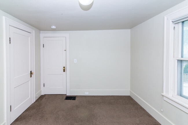 Building Photo - 945 Woodlawn Ave
