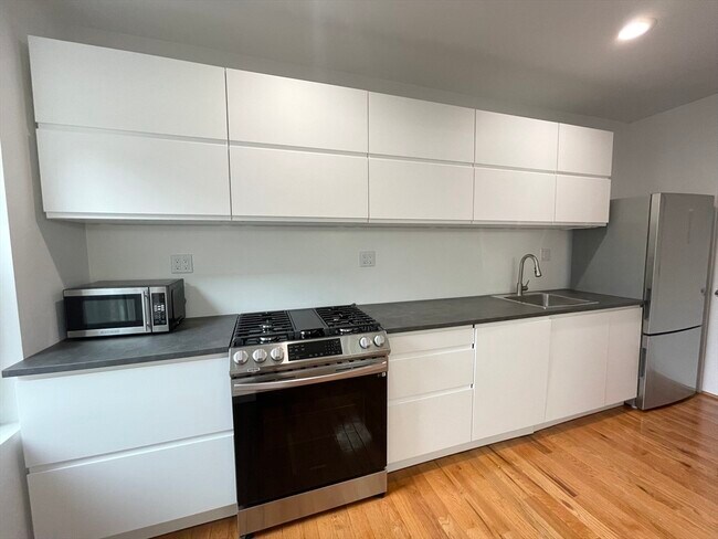 Building Photo - 64 Queensberry St