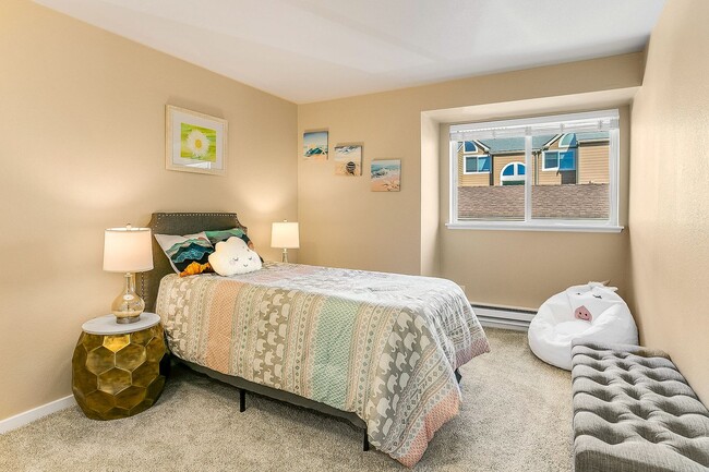 Building Photo - Beautiful Top Floor 2 Bed 2 Bath Condo in Factoria