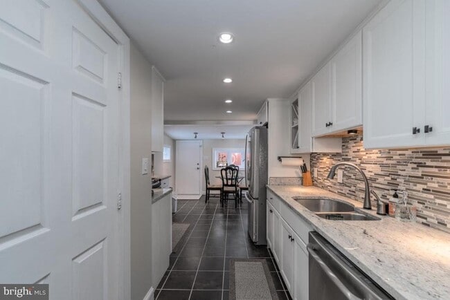 Building Photo - 2517 Fleet St