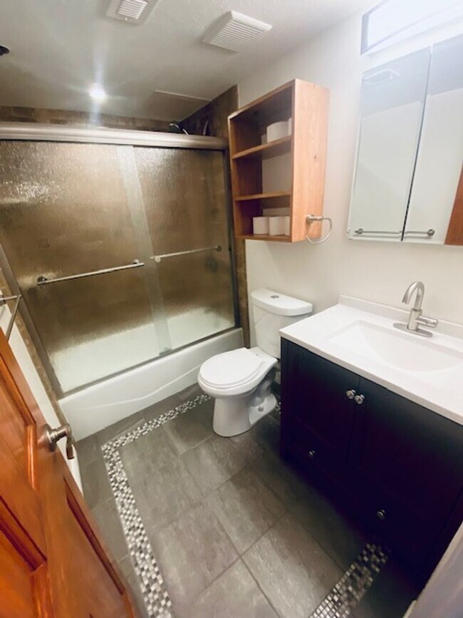 Building Photo - Broadway Condo