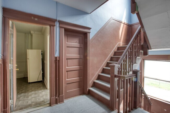 Building Photo - 2 bedroom 1 bath available ASAP