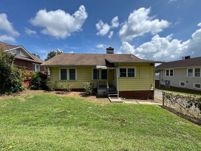 Building Photo - West AVL - Two Bedroom Bungalow Just off H...