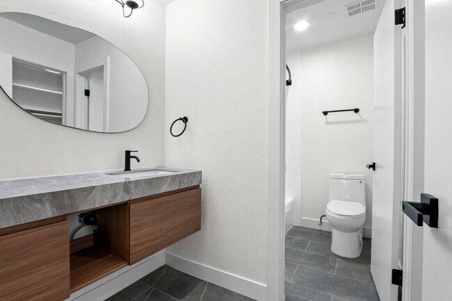 Interior Photo - 727 Westbourne
