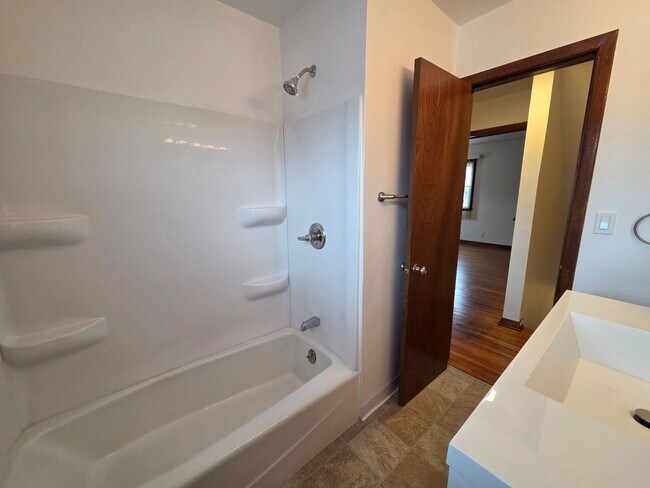 Building Photo - W 2nd St 1408-1410