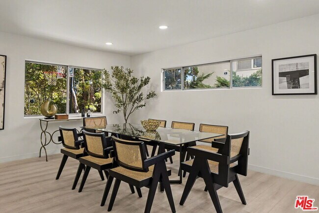 Building Photo - 2612 S Beverly Dr