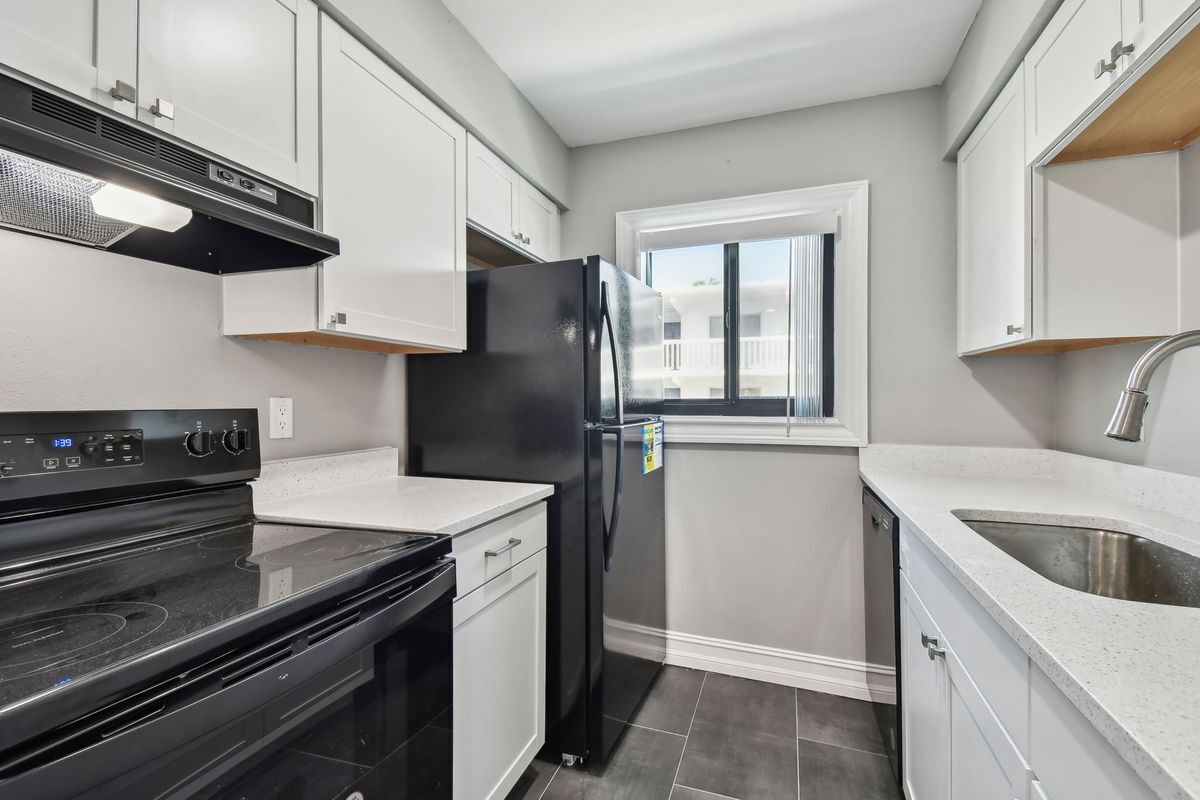 Building Photo - 2942 W Bay Dr