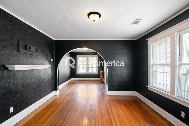 Building Photo - Look & Lease Special! Classic Bungalow in ...