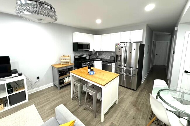 Building Photo - 17 Troy St