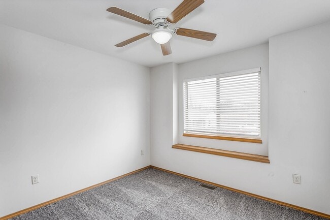 Building Photo - Spacious 3 bedroom 2.5 bath townhouse in Derby available NOW!