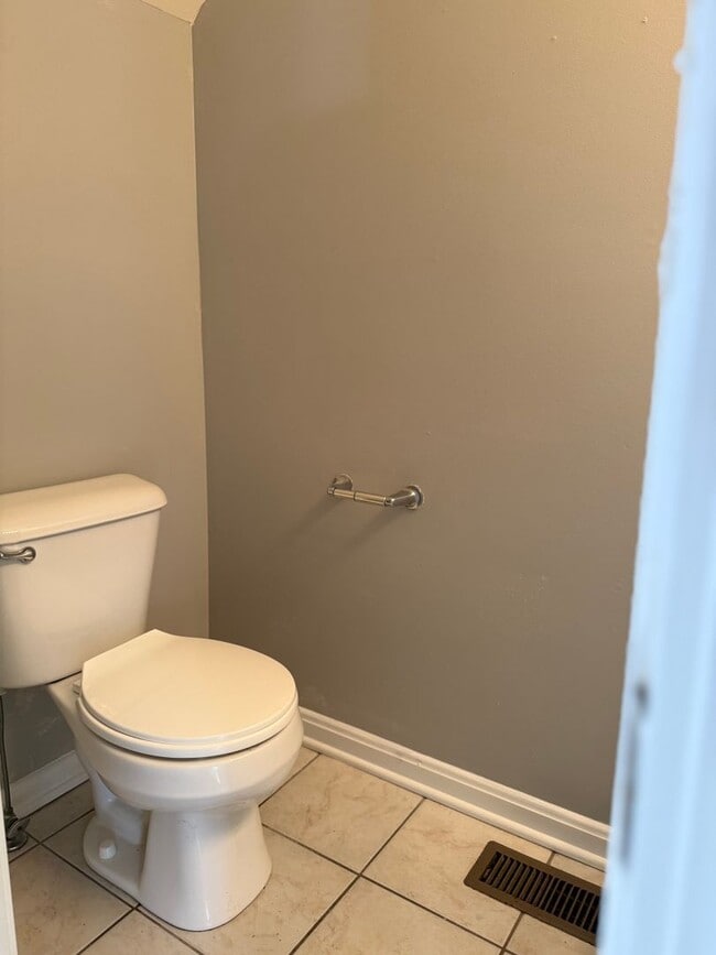 Building Photo - 2 bedroom 1.5 bath townhouse