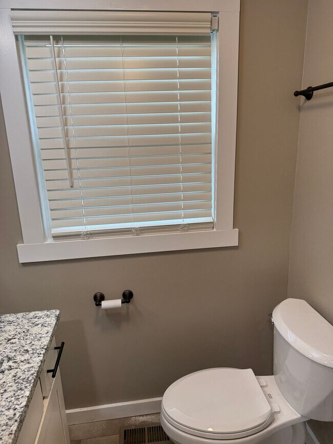 Building Photo - 516 Claremoor Ave