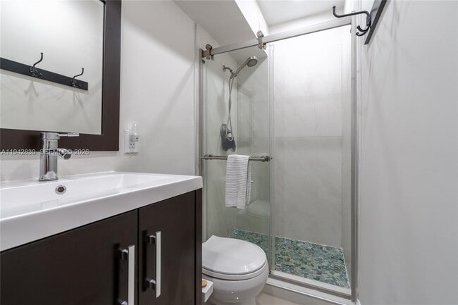 Building Photo - 320 S 28th Ave