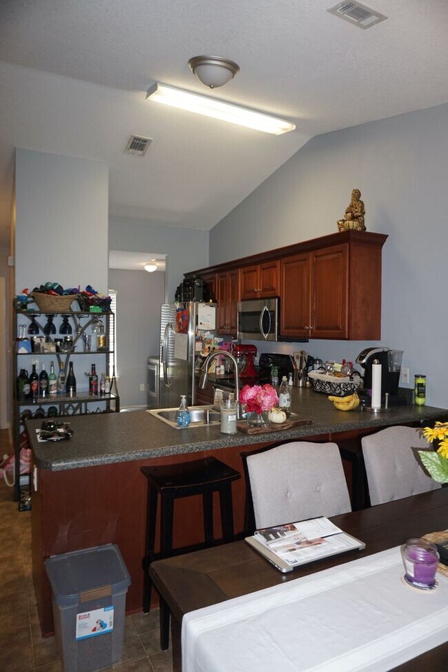 Building Photo - 3/2 in the Heart of Navarre