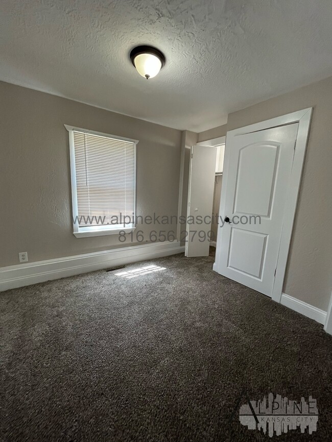 Building Photo - Adorable 1 Bedroom House on Shared Lot, 6 ...