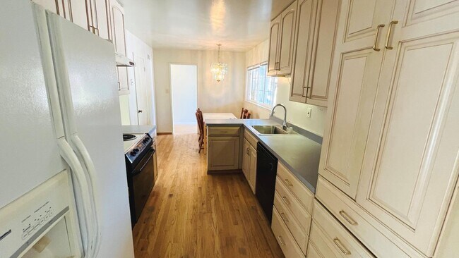 Building Photo - 10460 Davison Ave