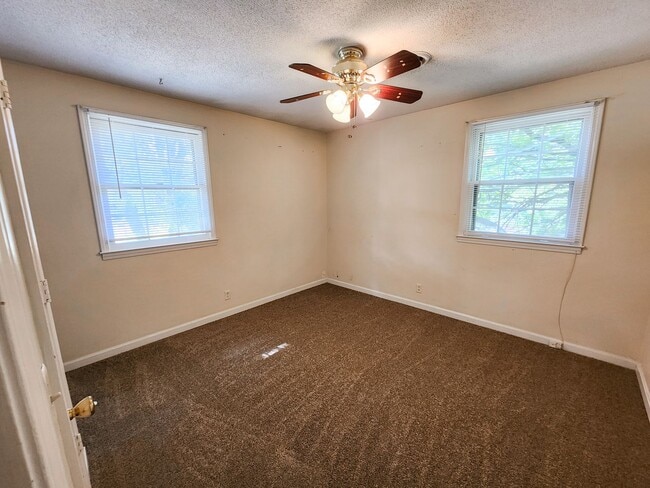 Building Photo - 3 bed 1 bath unit in duplex