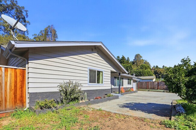 Building Photo - Country property close to town!