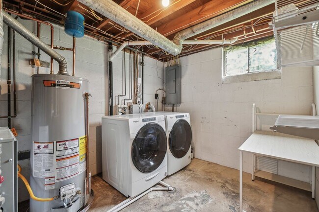 Building Photo - Adorable 4BR/3BA Cape Cod on a Generous 0....