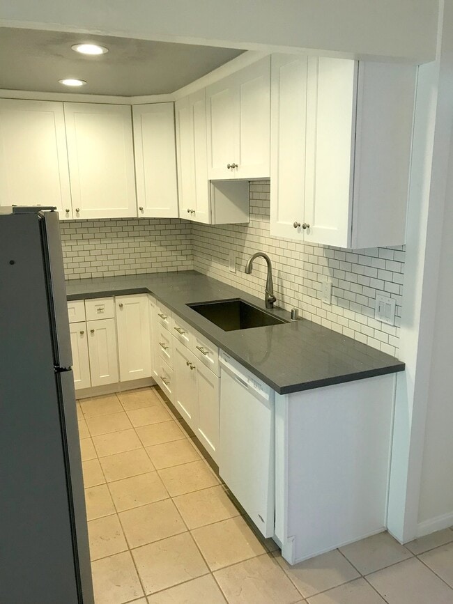 Building Photo - M/I SPECIAL - Remodeled Townhome in Point ...