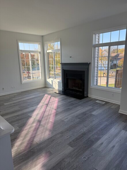 Building Photo - 921 Mesa Dr