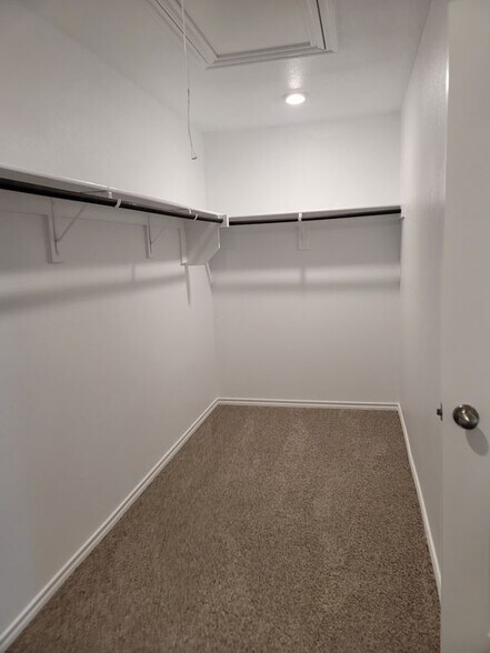 Building Photo - 1216 Riverbrook Ln