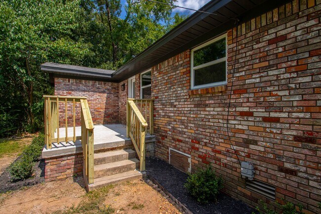 Building Photo - 6 Dee Dee Cir