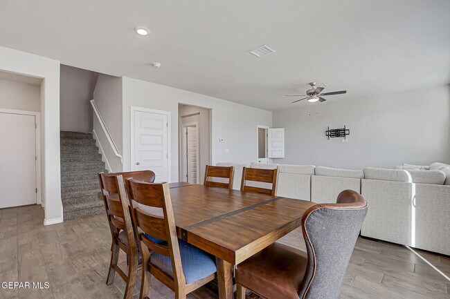 Building Photo - 13130 Oakhampton Ave