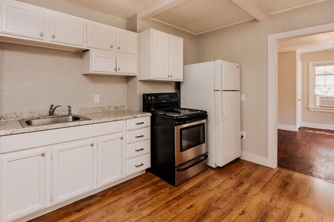 Building Photo - 2 Bedroom 1 bath