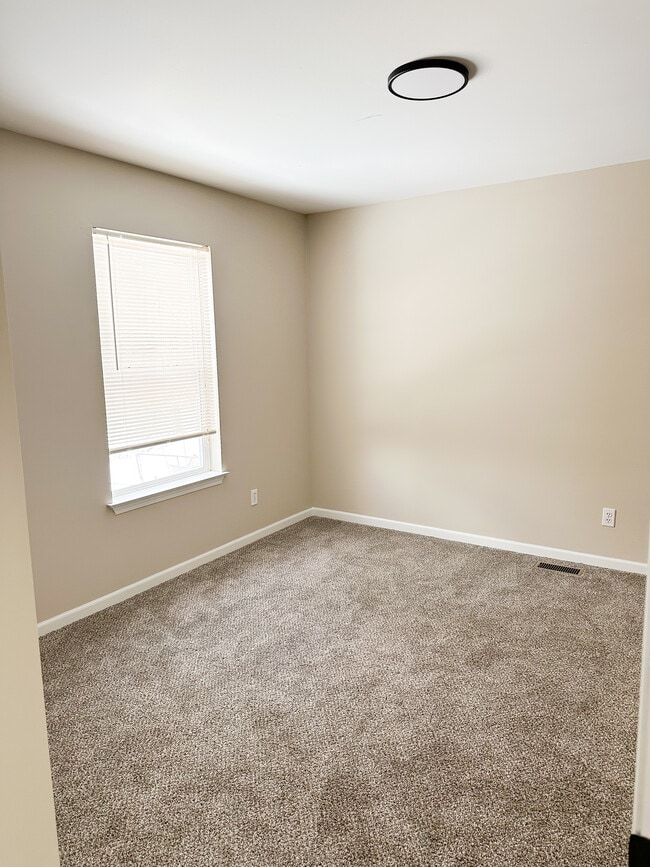 Building Photo - 10 Delta St