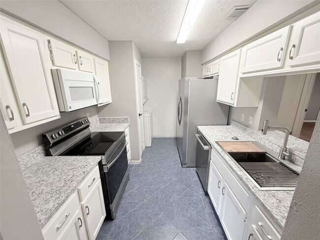 Building Photo - 12755 Mill Ridge Dr