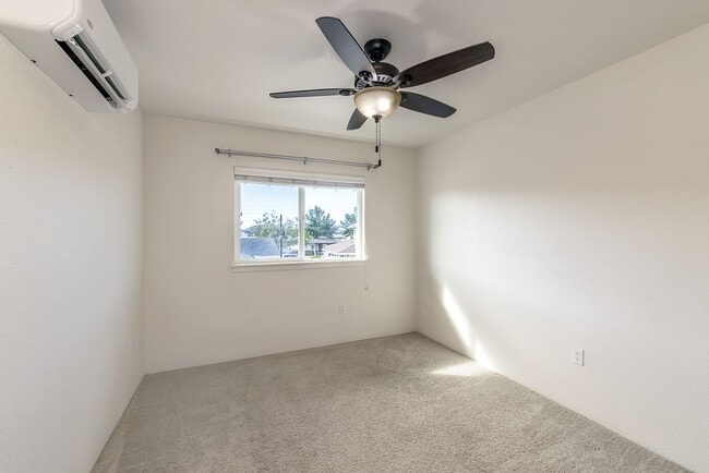 Building Photo - Stunning 3-bedroom and 2.5 Bath - Located ...
