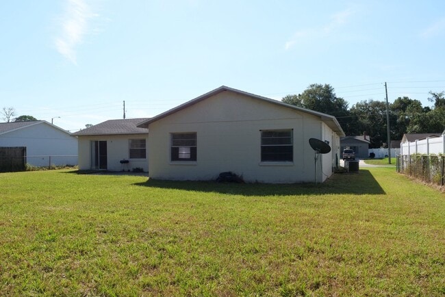 Building Photo - Spacious 4/2 home with 2 car garage Availa...