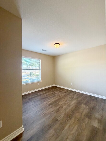 Building Photo - 5109 Graceland Dr