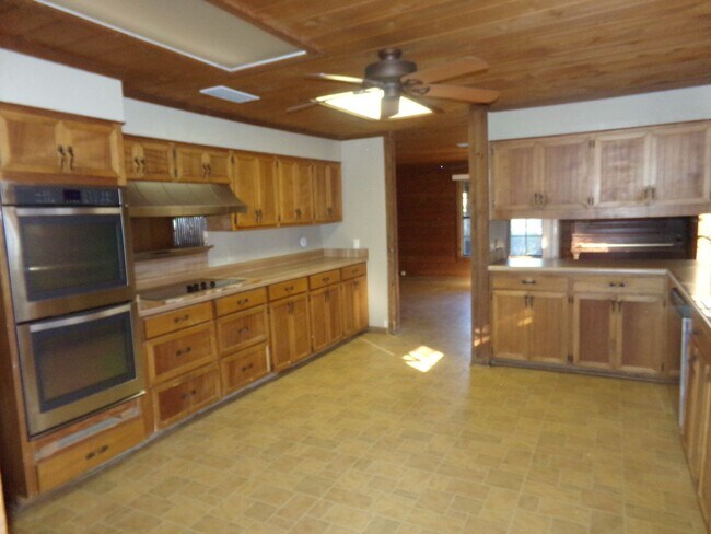 Building Photo - 4 bedroom Log House