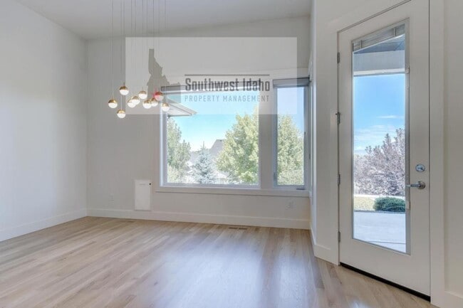 Building Photo - 476 W Buroak Dr