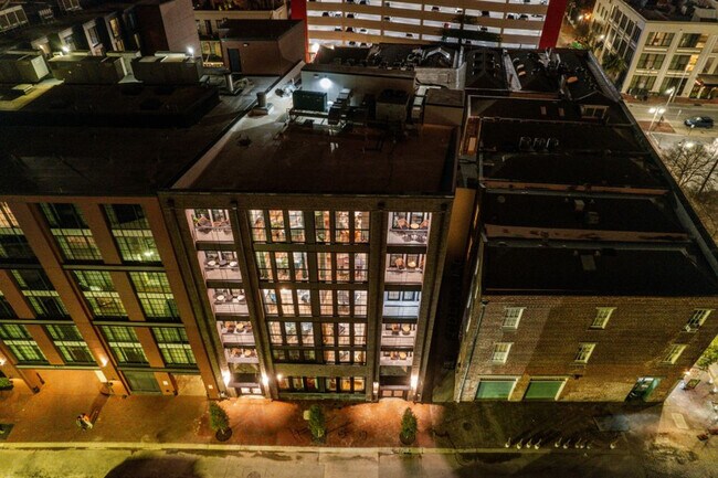 Building Photo - 611 Commerce St
